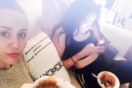 Miley Cyrus beim Chillen mit ihrer kleinen Schwester Noah