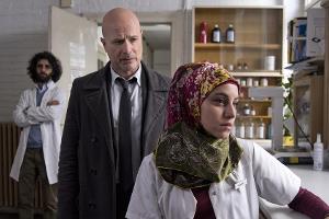 "Der Kriminalist: Mutter des Sturms": Schumann (Christian Berkel, M.) befragt Amatullah Hassani, die beste Freundin des Opfers