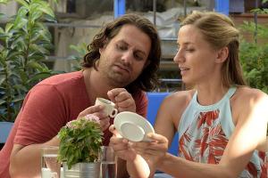 "Ein Sommer auf Zypern": Elyas Basdekis (Adam Bousdoukos) und Tina Driesen (Annika Blendl) flirten beim Kaffesatzlesen