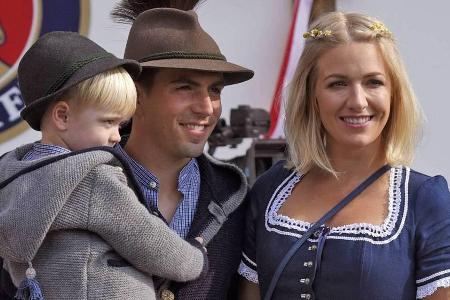 Freuen sich auf Nachwuchs: Julian, Philipp und Claudia Lahm