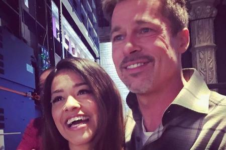 Gina Rodriguez kann ihr Glück kaum fassen: Brad Pitt hält sie in seinen Armen