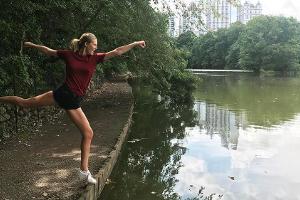 Toni Garrn vertreibt sich ihre Zeit im Park auf witzige Weise
