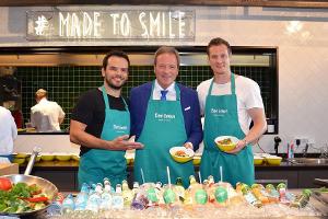 (v.l.n.r.) Steffen Henssler, Flughafenchef Michael Garvens und Marcell Jansen bei der Eröffnung des "Ben Green"-Restaurants