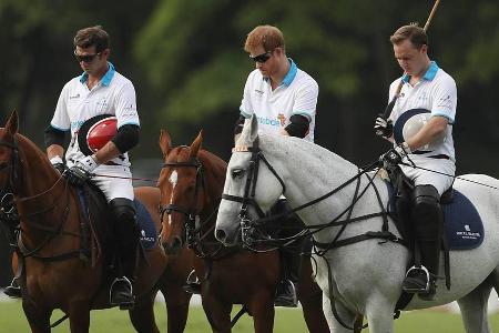 Prinz Harry (Mitte) vor dem Polospiel in Singapur