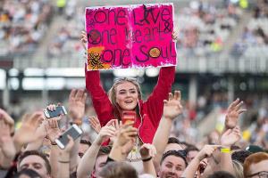 Die Zuschauer des "One Love Manchester"-Benefizkonzerts verbreiteten eine lebensfrohe Botschaft