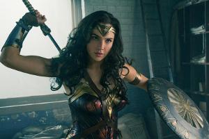 Gal Gadot darf als schlagfertige Amazone in "Wonder Woman" fleißig austeilen - mit Schild, Schwert und Zauberlasso