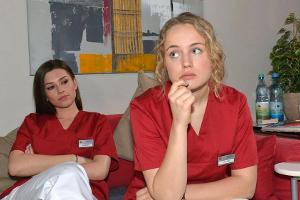 "GZSZ": Jule (r.) fragt sich in Gegenwart von Lea besorgt, was hinter Tuners Herzbeschwerden steckt