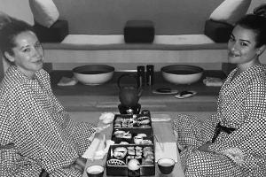 Ashley Tisdale (l.) und Lea Michele genießen ihren Wellness-Tag