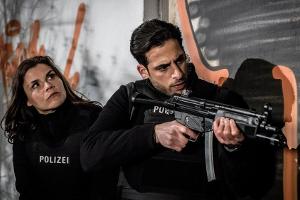 "Stralsund - Vergeltung": Kommissarin Nina Petersen (Katharina Wackernagel) und Kommissar Karim Uthman (Karim Günes) heben e...