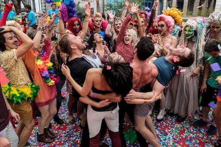 Party-Stimmung bei allen Darstellern von 