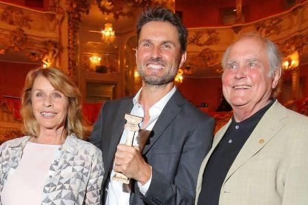 Simon Verhoeven zwischen seinen Eltern, Senta Berger und Michael Verhoeven, beim 