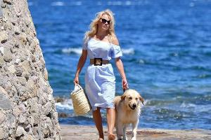 Pamela Anderson beim Spaziergang mit ihrem Hund in Saint-Tropez