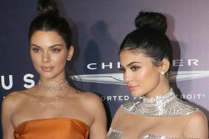 Kendall (l.) und Kylie Jenner sorgen im Netz für Wirbel