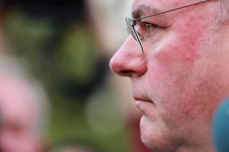 Hält die derzeit für seinen Vater geplanten Trauerfeierlichkeiten für 