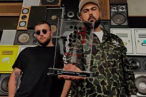 Für "Maximum" erhalten KC Rebell und Summer Cem den "Nummer 1 Award der Offiziellen Deutschen Charts"