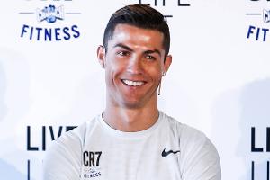 Cristiano Ronaldo mit seinem Sohn Cristiano junior auf dem roten Teppich