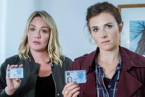 "Tatort: Level X": Die Ermittlerinnen Heni Sieland (Alwara Höfels, l.) und Karin Gorniak (Karin Hanczewski) zeigen ihre Dien...