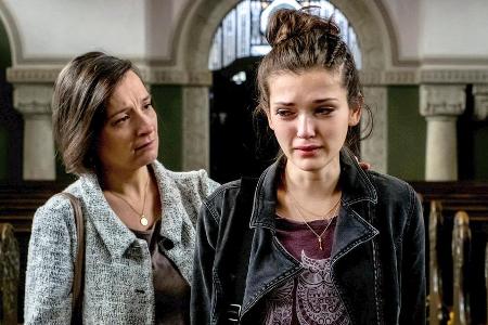 Emilia (Caroline Hartig, r.) ist am Rande der Verzweiflung