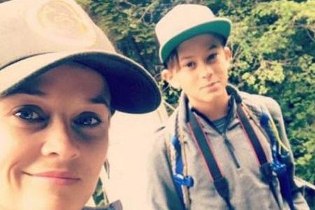 Reese Witherspoon mit ihrem Sohn Deacon beim Wandern