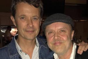 Lars Ulrich (r.) wurde von Prinz Frederik von Dänemark zum Ritter geschlagen