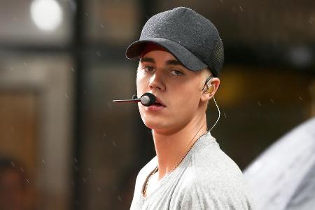 Da hat Justin Bieber wohl verdutzt geschaut, als ihn beinahe eine Wasserflasche getroffen hätte