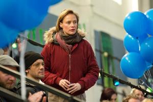 Frank Baumann (Carlo Ljubek) und Esther Baumann (Katharina Marie Schubert) schauen geschockt auf das Fußballfeld