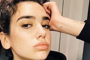 Mit ein wenig Lidschatten, Masacara und Gloss fühlt sich Dua Lipa am wohlsten