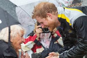 Bei seinem Wiedersehen mit der 97-jährigen Daphne Dunne hatte Prinz Harry sichtlich Spaß