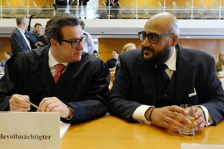 Wegen des Streits mit der Band Kraftwerk verbrachte Moses Pelham (r.) schon einige Stunden vor Gericht