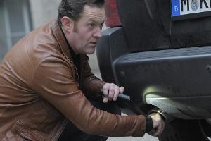 "Die Chefin: Tod eines Lehrers": Ermittler Böhmer (Jürgen Tonkel) findet ein Feuerzeug im Auspuff des toten Lehrers. Hat ein...