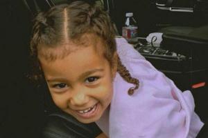 Diesen süßen Schnappschuss teilte Kylie Jenner bei Instagram und wünschte ihrer Nichte alles Gute