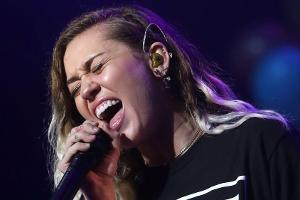 Miley Cyrus sorgt sich liebevoll um ihre kleine Schwester Noah