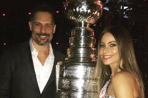 Strahlen um die Wette: Joe Manganiello, seine Frau Sofia Vergara und die glänzende Eishockey-Trophäe