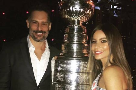 Strahlen um die Wette: Joe Manganiello, seine Frau Sofia Vergara und die glänzende Eishockey-Trophäe