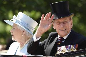 Prinz Philip zusammen mit Queen Elizabeth II. bei der Militärparade Trooping The Colour zu Ehren der Monarchin