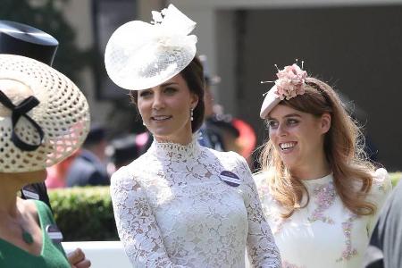 In diesem traumhaften Mini-Kleid von Alexander McQueen besuchte Herzogin Kate in diesem Jahr den Royal Ascot - Sophie Wessex...