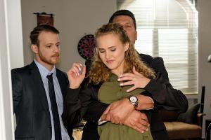 "Unter uns": KayC reagiert trotzig, als Tobias (l.) ihr eine knallharte Absage erteilt und sie rauswerfen lässt