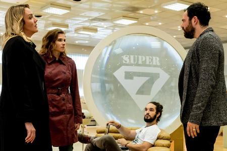 Gorniak (Karin Hanczewski) und Sieland (Alwara Höfels, l.) beißen sich an Magnus Cord (Daniel Wagner) die Zähne aus