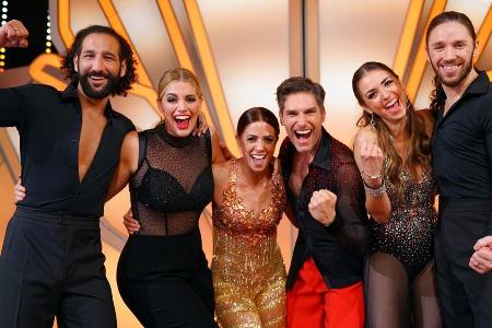 Gil Ofarim (r.) tanzt sich bei 