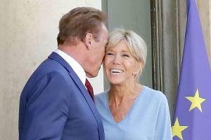 Brigitte Macron amüsierte sich offenbar sehr über Arnold Schwarzeneggers Tuschelei