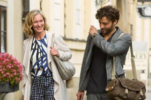 "Ein Sommer in Prag": Katrin (Katja Weitzenböck) schätzt Rauls (Timur Isik) Höflichkeit und die Begleitung zum Hotel