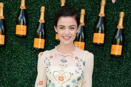 Das lockere Seidenkleid wirkte an Lucy Hale besonders verspielt