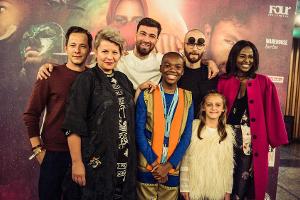 Marteria (Dritter von links) gemeinsam mit einem Teil des Casts seines Films