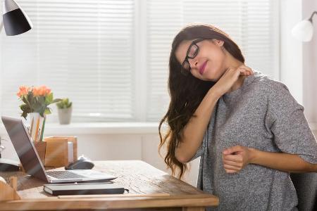 Gerade langes Sitzen kann Rückenschmerzen begünstigen