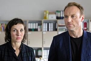 Rubin (Meret Becker) und Karow (Mark Waschke) ermitteln in einer Neuköllner Schule