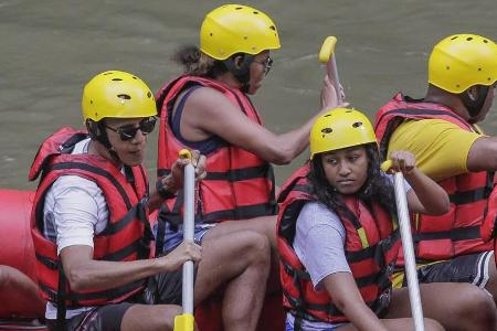Barack Obama (l.) und seine Familie im Urlaub auf Bali