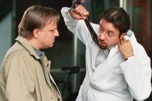 Prof. Karl-Friedrich Boerne (Jan Josef Liefers, r.) macht es anschaulich: Er erklärt Hauptkommissar Frank Thiel (Axel Prahl)...