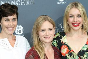 Schauspielerin Julia Jentsch (Mitte) war der Star der Premiere am Montag in München - ihre Kolleginnen Nina Kunzendorf und J...