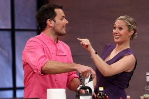 Macht in der Küche immer eine gute Figur: Steffen Henssler neben "Grill den Henssler"-Moderatorin Ruth Moschner