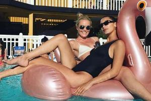 Balanceakt: Lindsey Vonn teilt sich den aufblasbaren Flamingo mit ihrer prominenten Begleitung